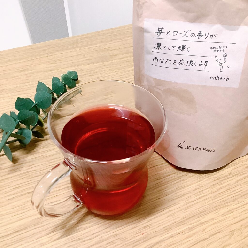 甘酸っぱさがやみつき！enherbの「凛として輝く女性の苺とローズ茶」がハーブティーの域を超えている